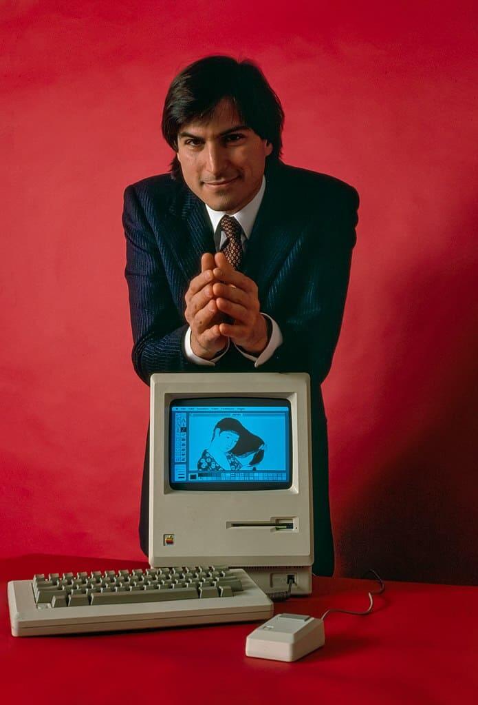 مؤسس شركة أبل ستيف جوبز مع حاسوب Macintosh 128k - مصدر الصورة: ويكيميديا كومنز