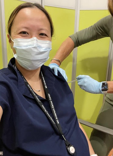 طبيبة حامل تتلقى لقاح كورونا